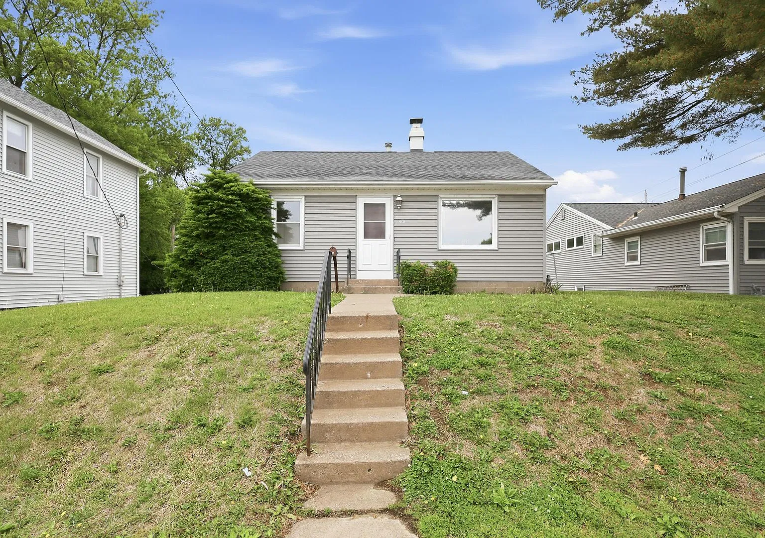Updated 2 Bedroom Home For Rent! 2506 17th St., Rock Island, Il - $250 Off First Month's Rent — Photo 2