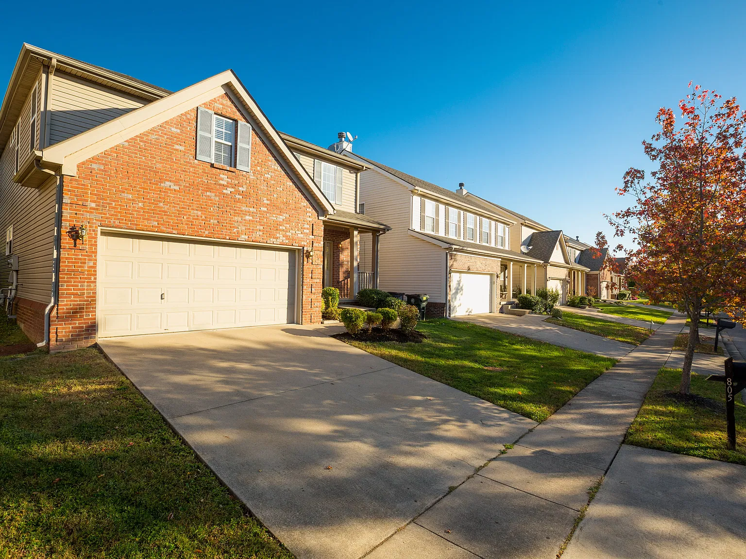 3 bed, 2.5 bath, 1950 sqft, $2,400 — Photo 2
