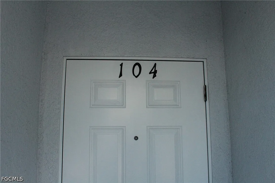 Building Photo - 912 SW 39th Ter #104