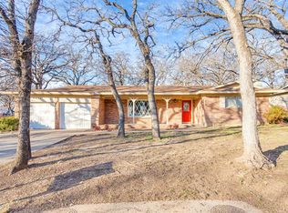 6401 Ravenswood Dr, Fort Worth, TX 76112