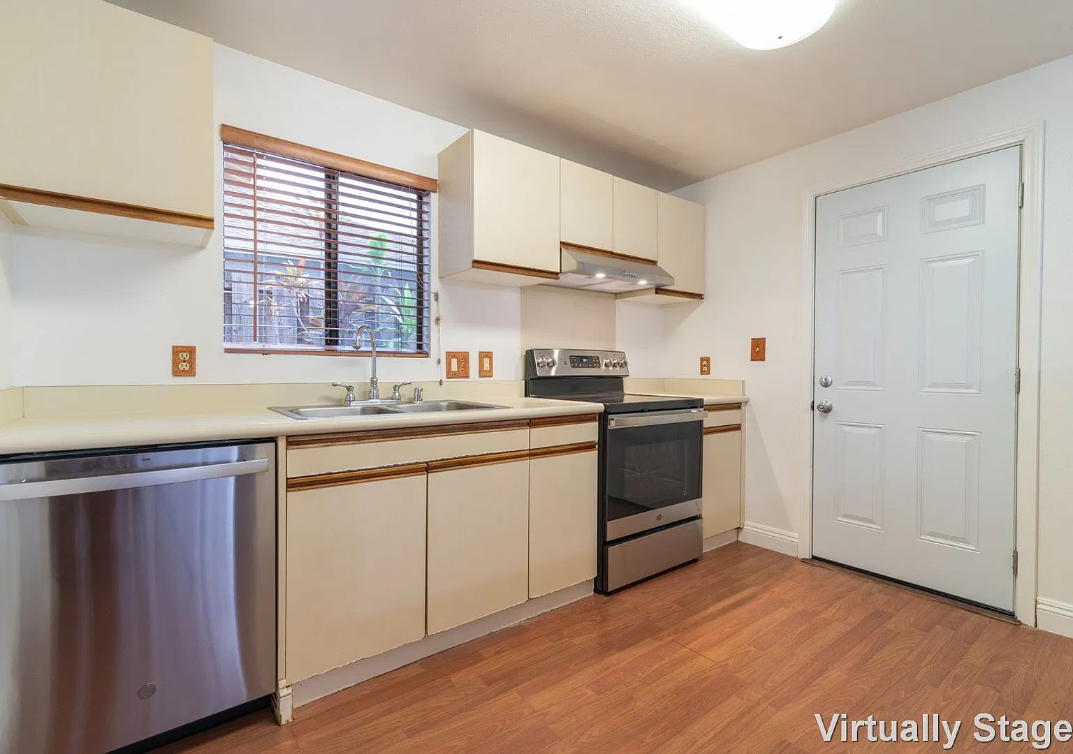 4-bedroom, 2-bath 2 story home in Westloch Estates — Photo 2