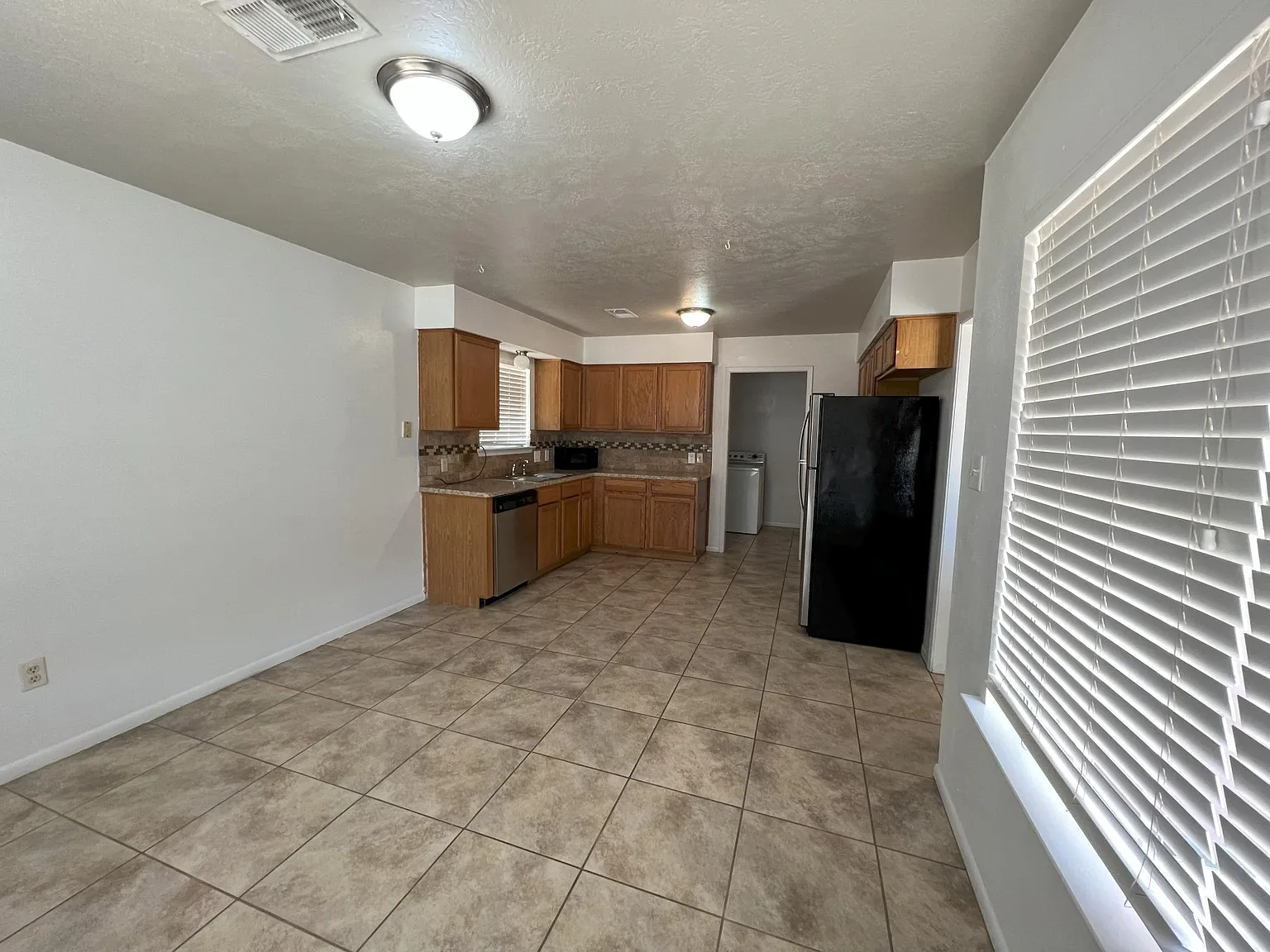 3 bed, 1200 sqft, $2,995 — Photo 3