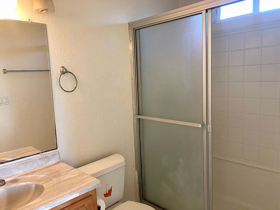 4th image of 4393 Clairemont Dr Unit 2