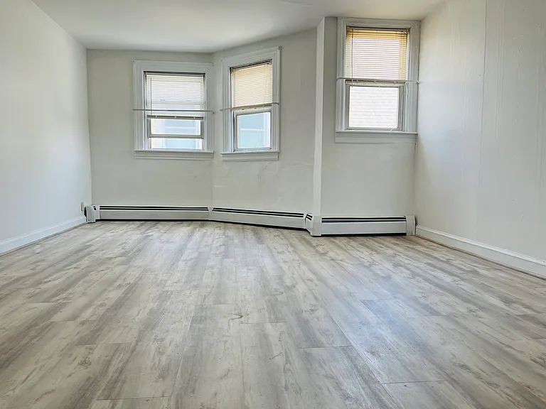 160 Penn St #3 — Photo 13