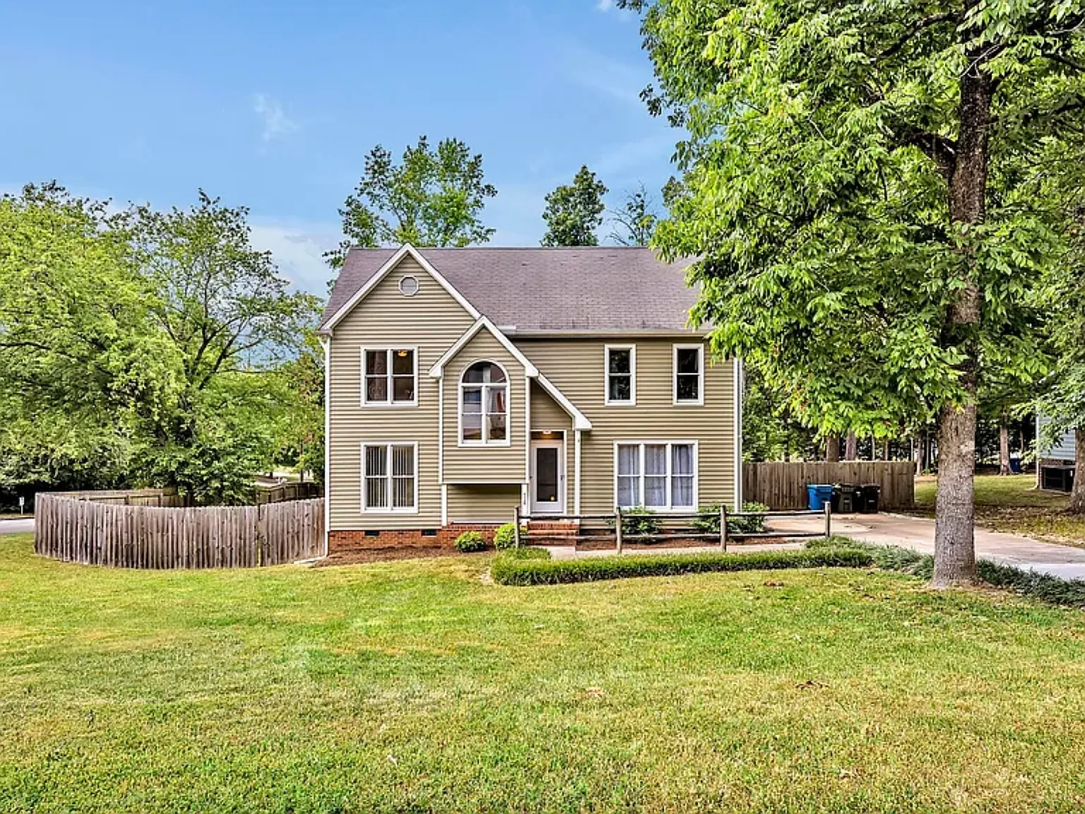 3 bed, 2.5 bath, 1575 sqft, $2,400 — Photo 2