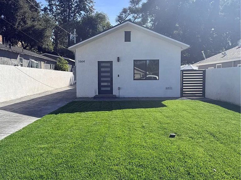 1664 Glen Ave — Photo 2