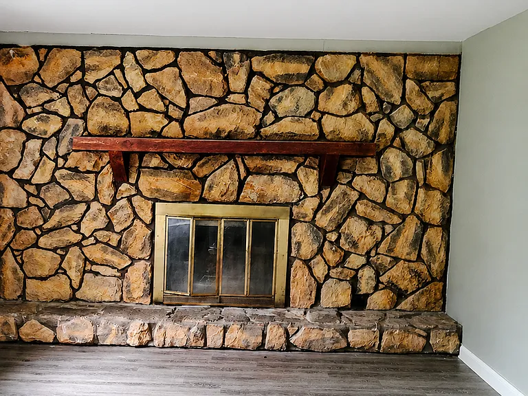 2215 Fairfield Dr — Photo 2