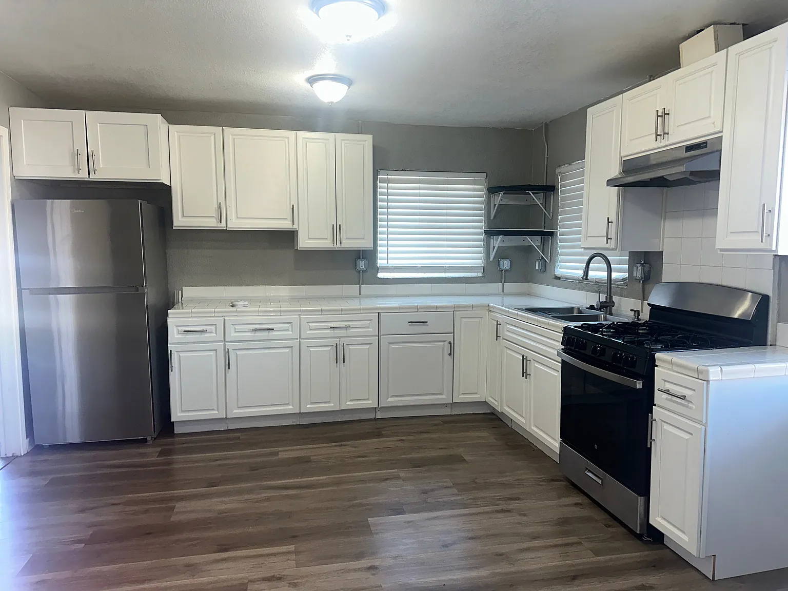 211 W Buena Vista St — Photo 2
