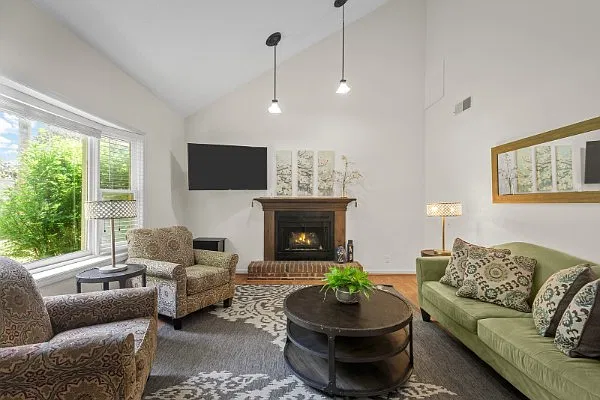 3 bed, 1618 sqft, $2,000 — Photo 2