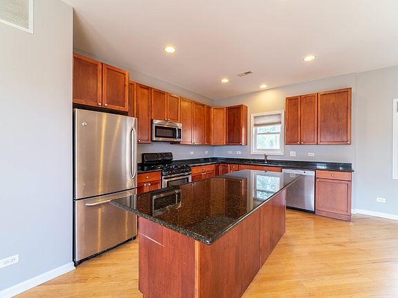 2nd image of 1761 W Morse Ave APT 2