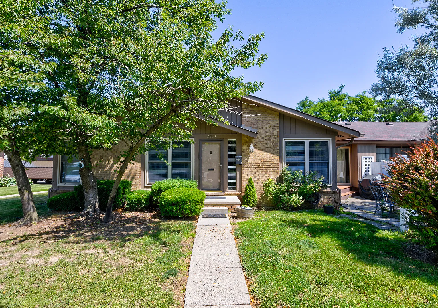 3 bed, 1.5 bath, 1182 sqft, $2,100 — Photo 1