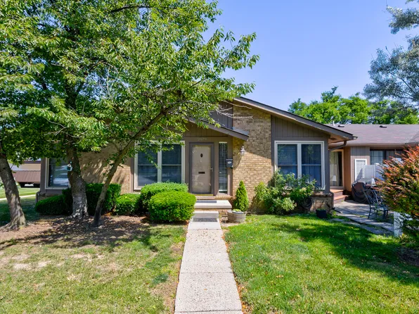 2879 Roundtree Dr, Troy, MI 48083