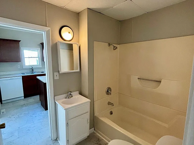 215 W 5th St — Photo 5