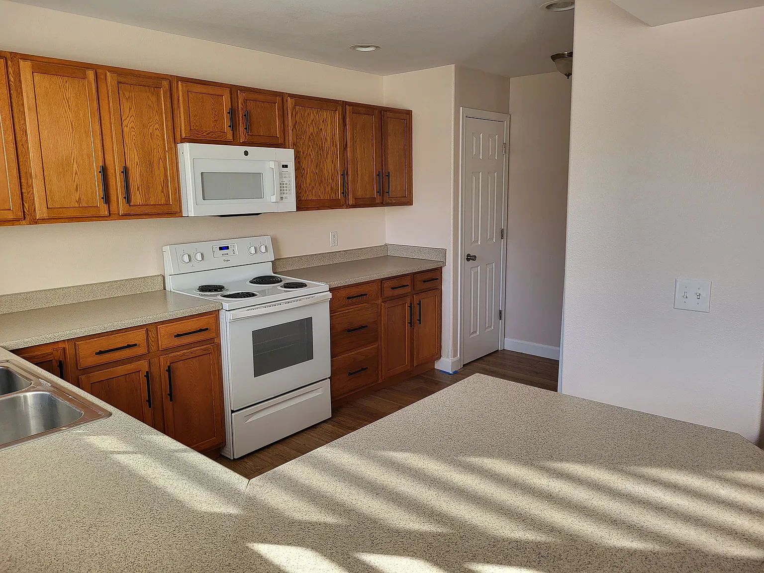 3 bed, 1328 sqft, $2,350 — Photo 3