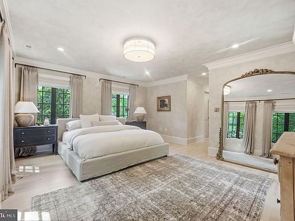 4th image of 5602 York Ln