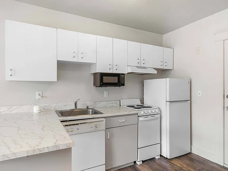 Zindorf Apartments — Photo 10