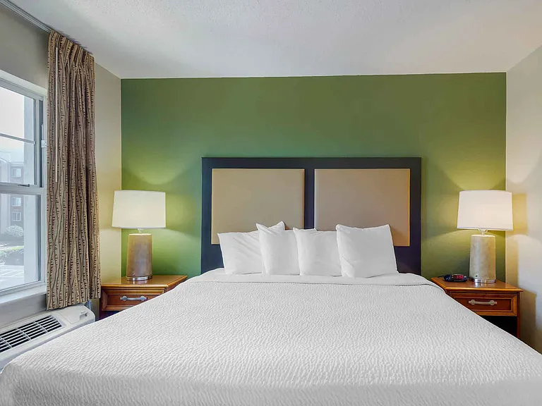 Deluxe Studio - 1 King Bed