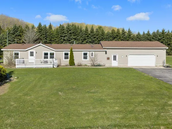 2949 Fall Park Rd, Boyne City, MI 49712