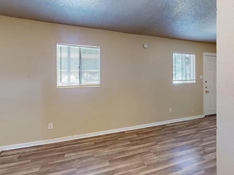 915 S 15th St — Photo 32