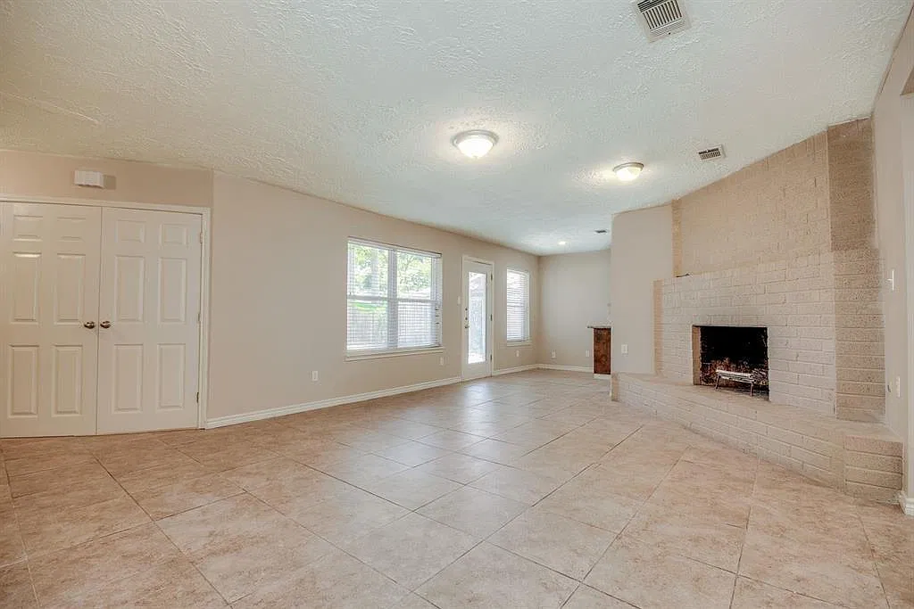 4 bed, 2.0 bath, 1834 sqft, $1,900 — Photo 4
