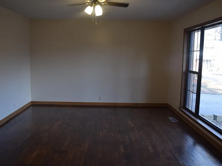 721 W Lakeshore Dr — Photo 4