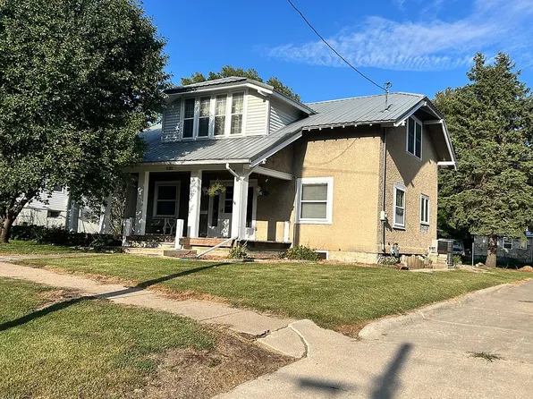 304 S 4th St, Guthrie Center, IA 50115