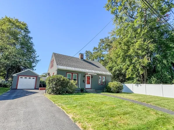 82 Smith St, Greenfield, MA 01301