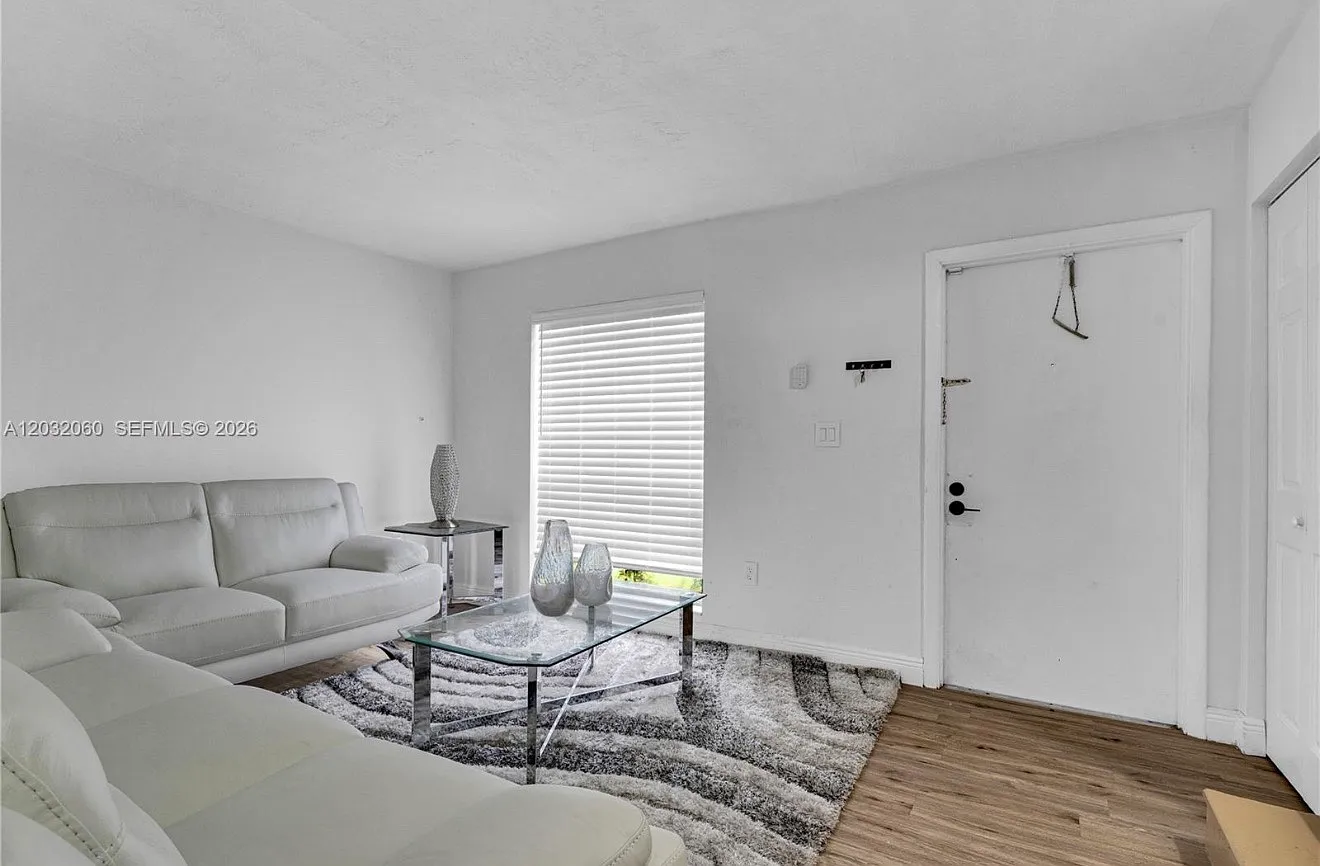 3 bed, 1406 sqft, $3,300 — Photo 2