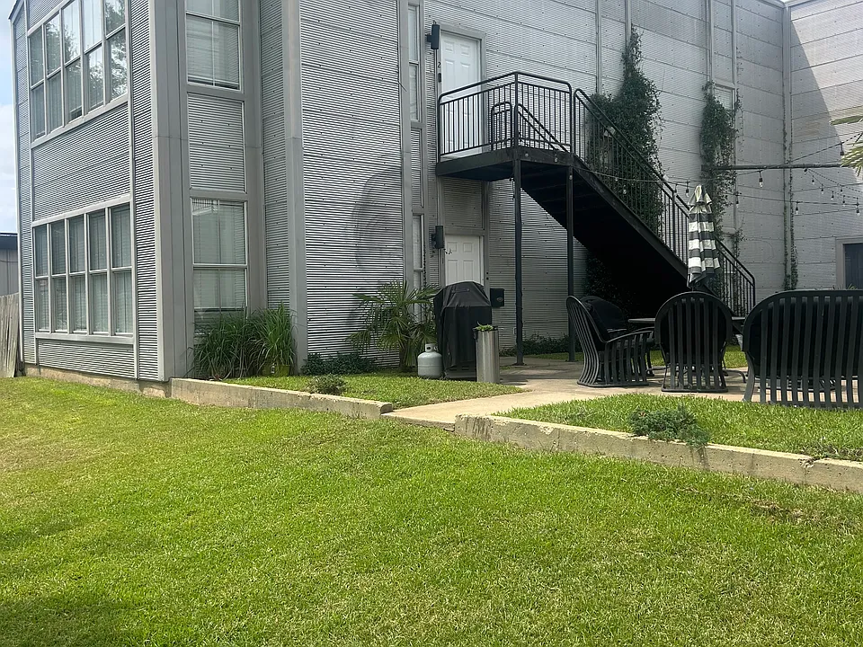 318 Commerce St #1