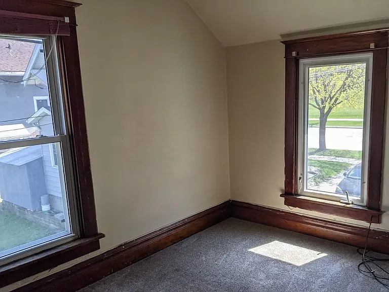 326 E Hickory St — Photo 10