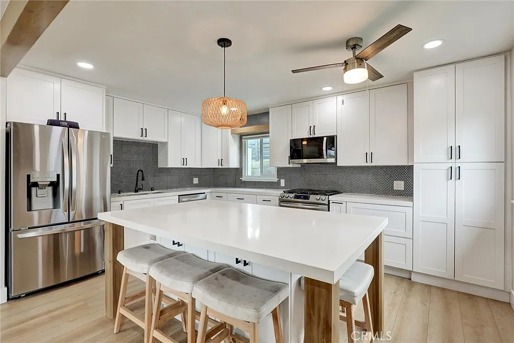 2 bed, 864 sqft, $2,495 — Photo 1
