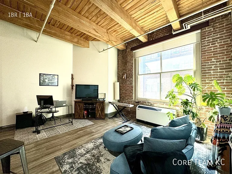 308 W 8th St #403 — Photo 4