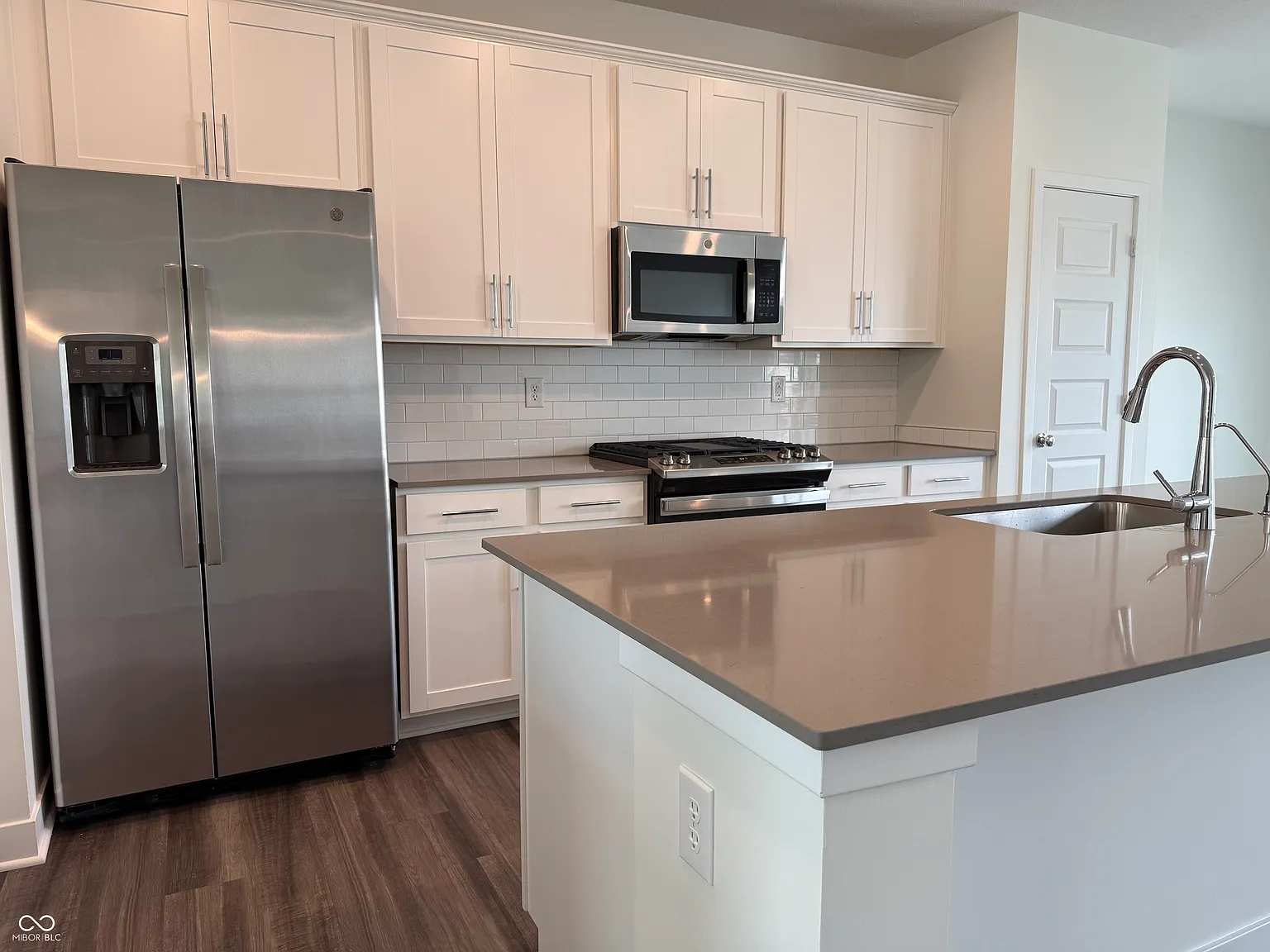 3 bed, 4.0 bath, 2073 sqft, $3,200 — Photo 2