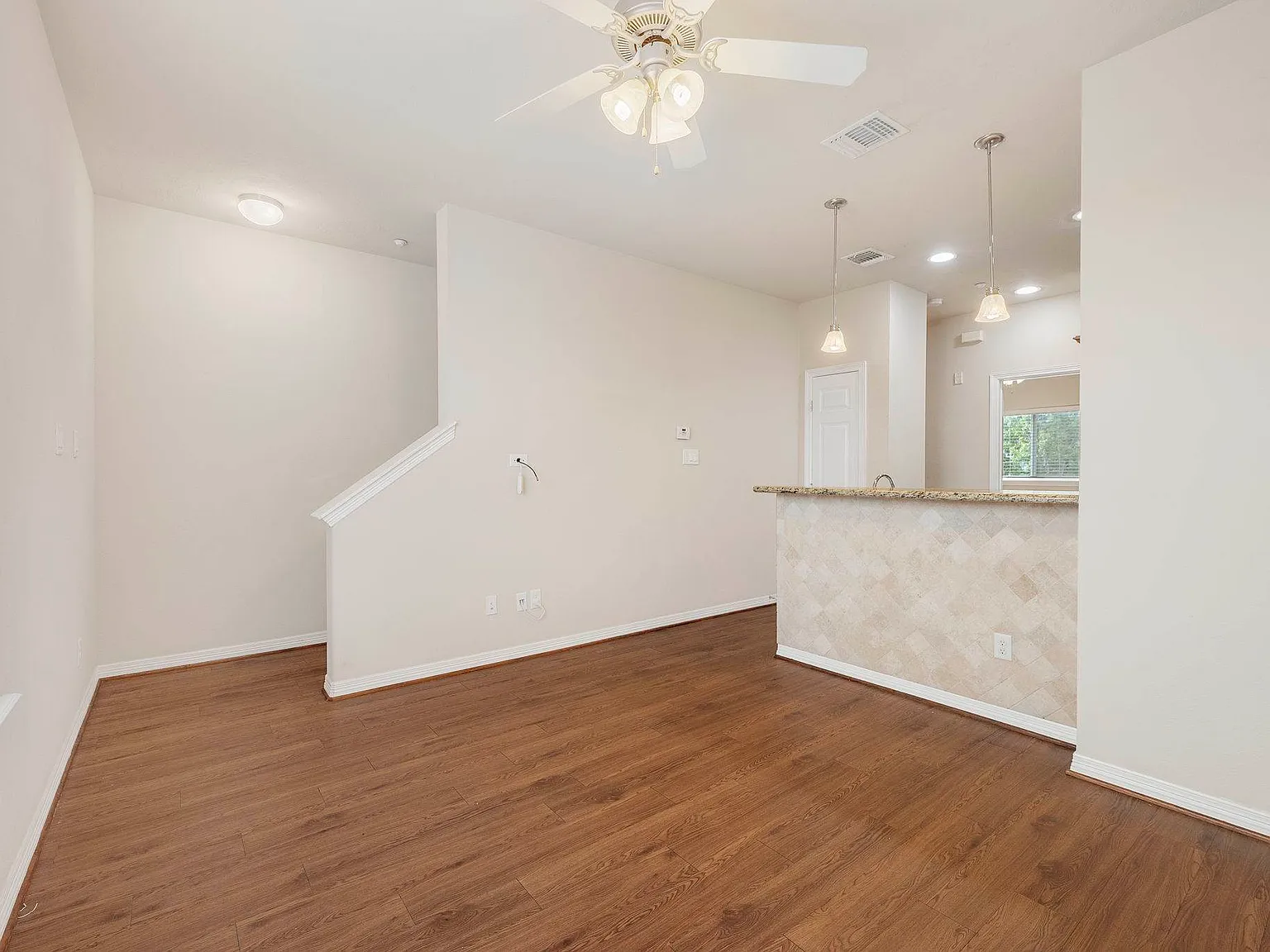 3 bed, 1224 sqft, $2,000 — Photo 3