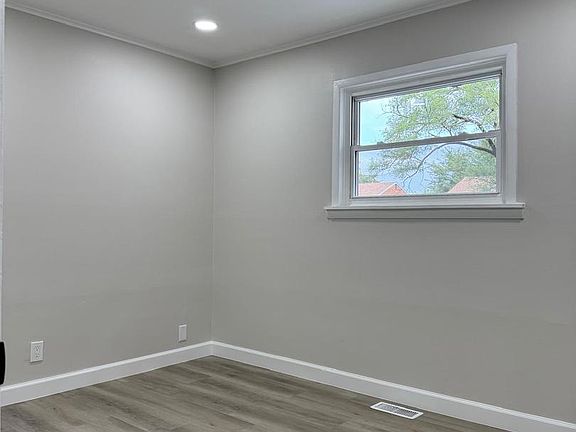 5th image of 144 N Pinecrest Rd