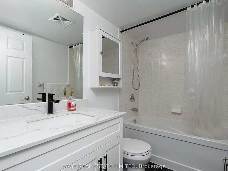 19 Grand Trunk Cres #3712 — Photo 11