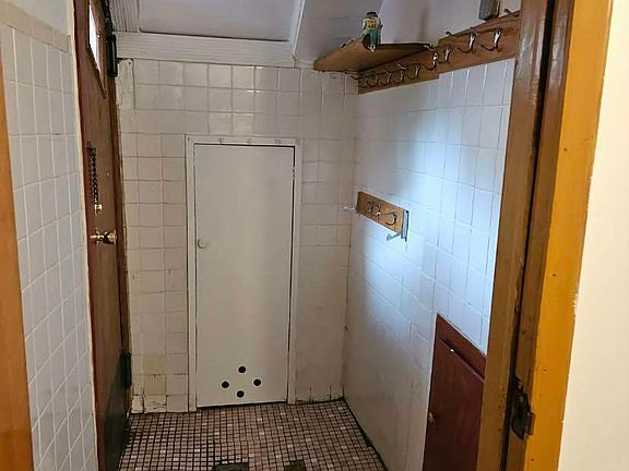 2nd image of 143 Bedford Ave Floor 1