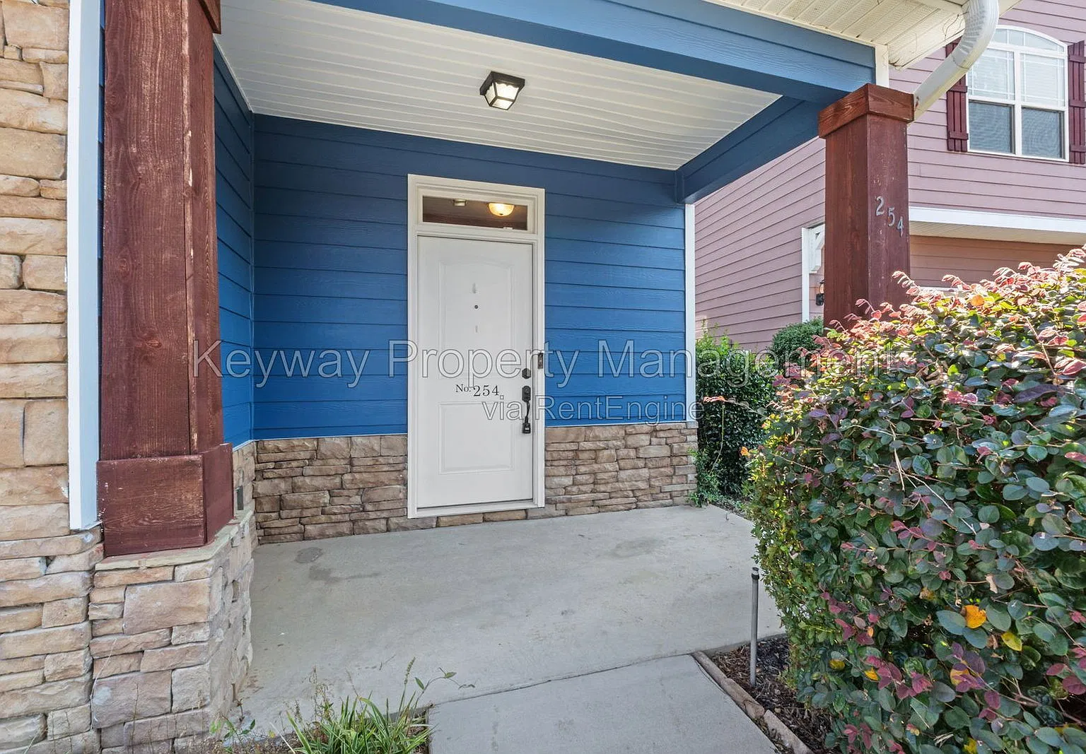 3 bed, 2.5 bath, 1923 sqft, $2,200 — Photo 3