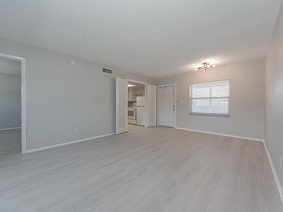 5th image of 2555 Indian River Blvd #E1