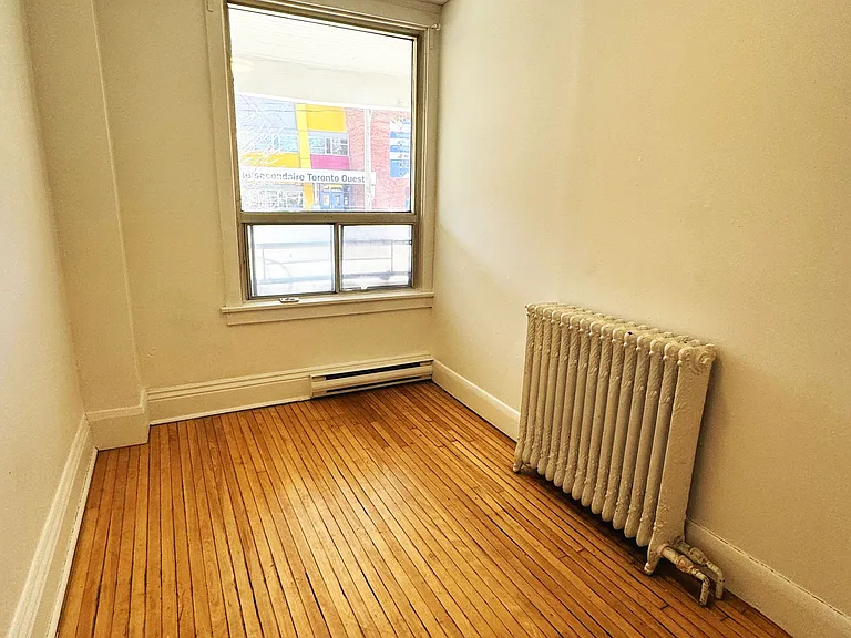 383 Lansdowne Ave #MAIN FLOOR — Photo 6