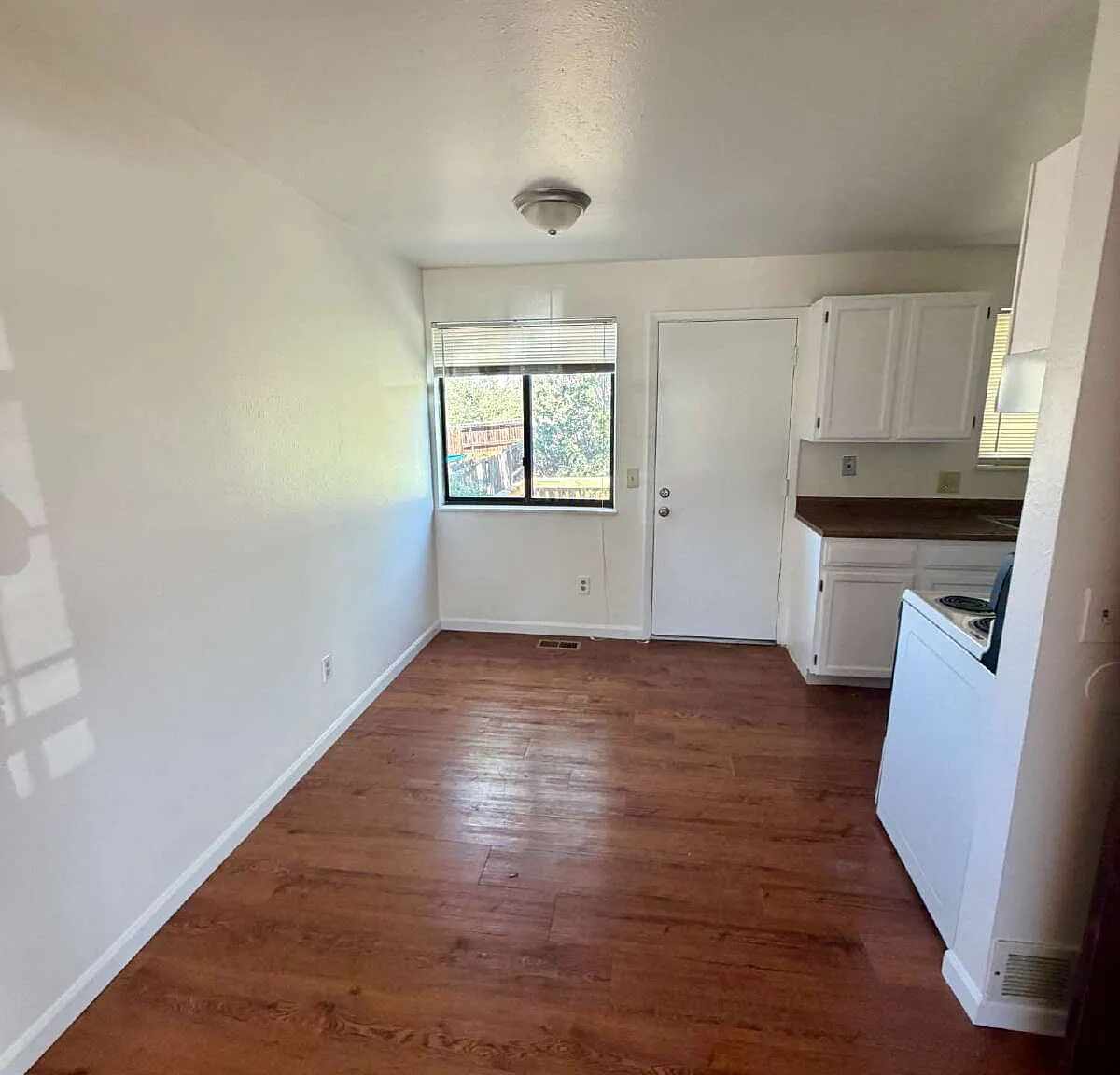 3 bed, 2.0 bath, 1700 sqft, $2,400 — Photo 4