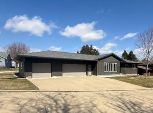 905 Larson Dr, Zumbrota, MN 55992