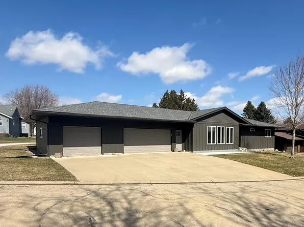 905 Larson Dr, Zumbrota, MN 55992