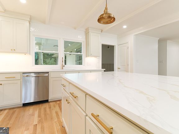 3rd image of 100 Williamsburg Ln