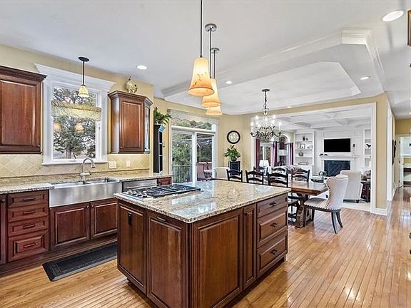 3rd image of 123 Lyndhurst Cir