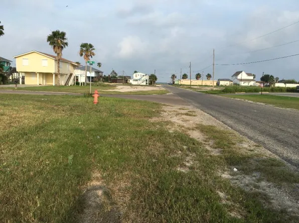 1502 S Live Oak St, Rockport, TX 78382