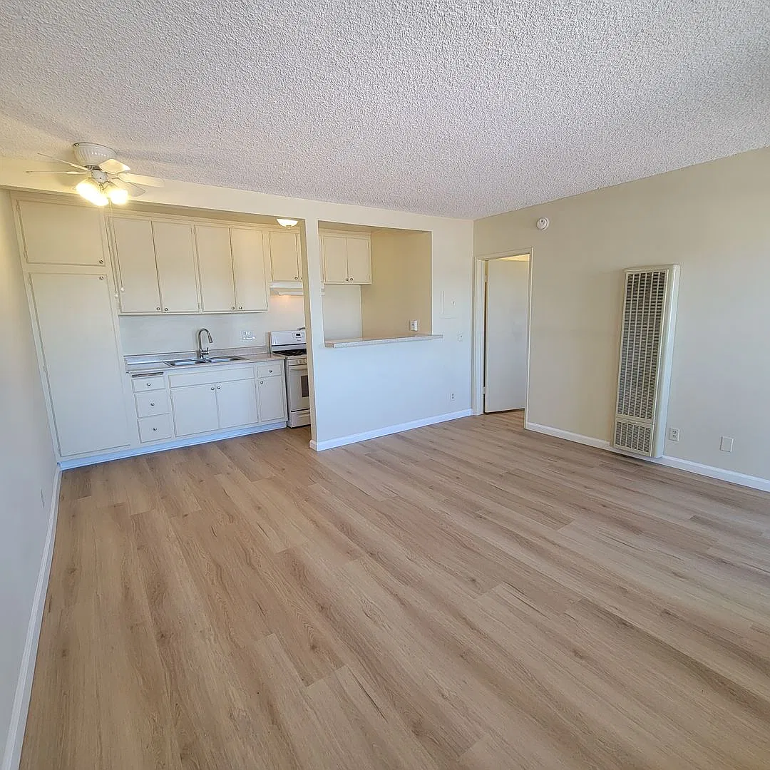 37 unit building close to CSUN! — Photo 2