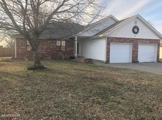 2000 Bluebird Dr, Webb City, MO 64870