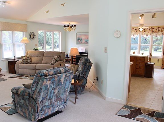 5th image of 67 Crowsnest Ct