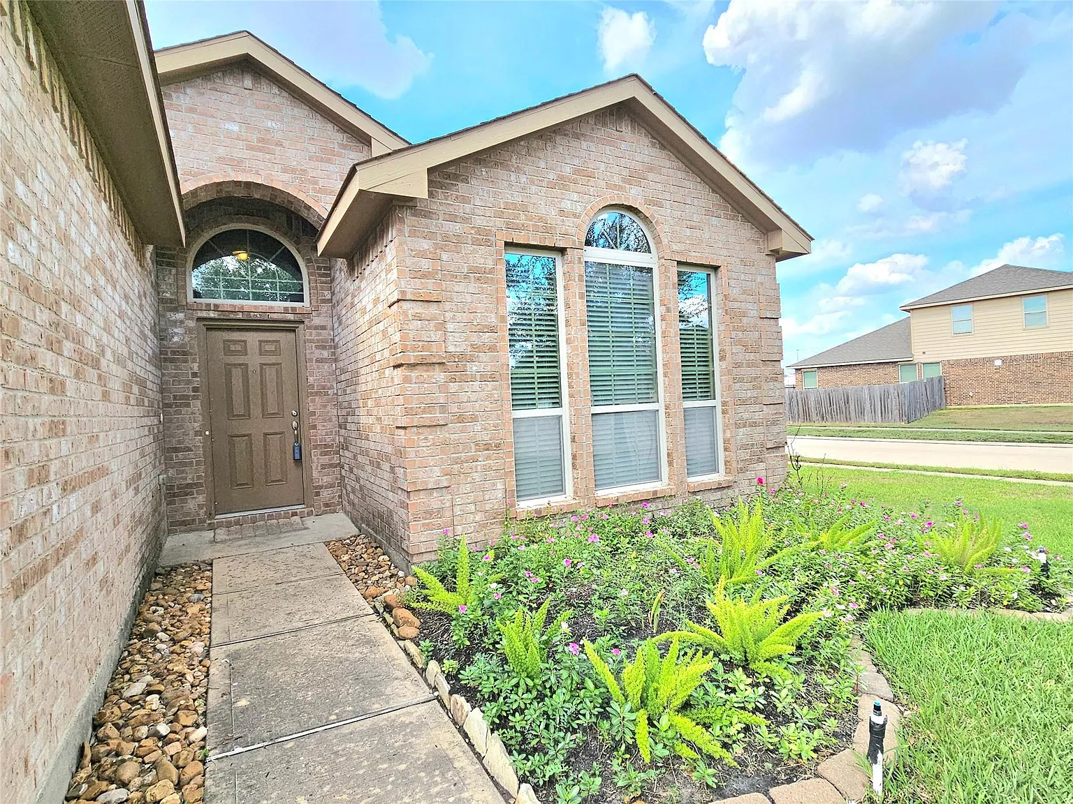 3 bed, 2.0 bath, 1624 sqft, $2,150 — Photo 4
